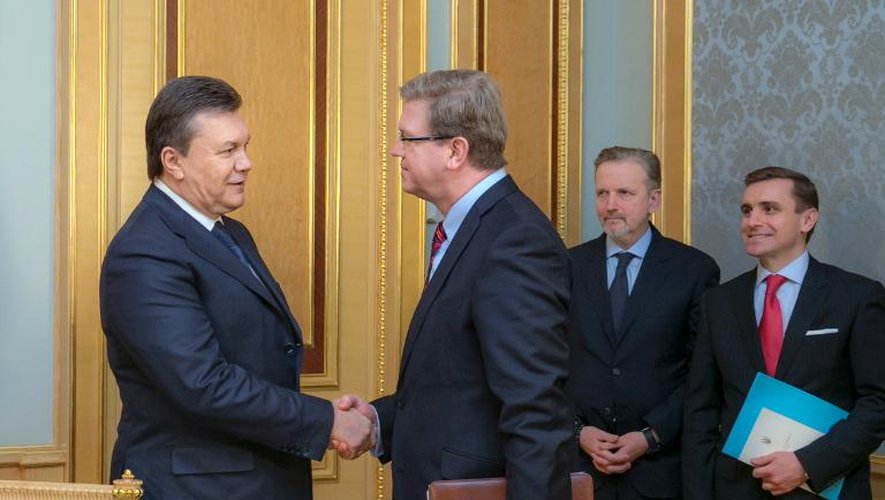 Viktor Ianoukovitch et le commissaire européen à l'élargissement Stefan Füle, le 24 janvier 2014 à Kiev