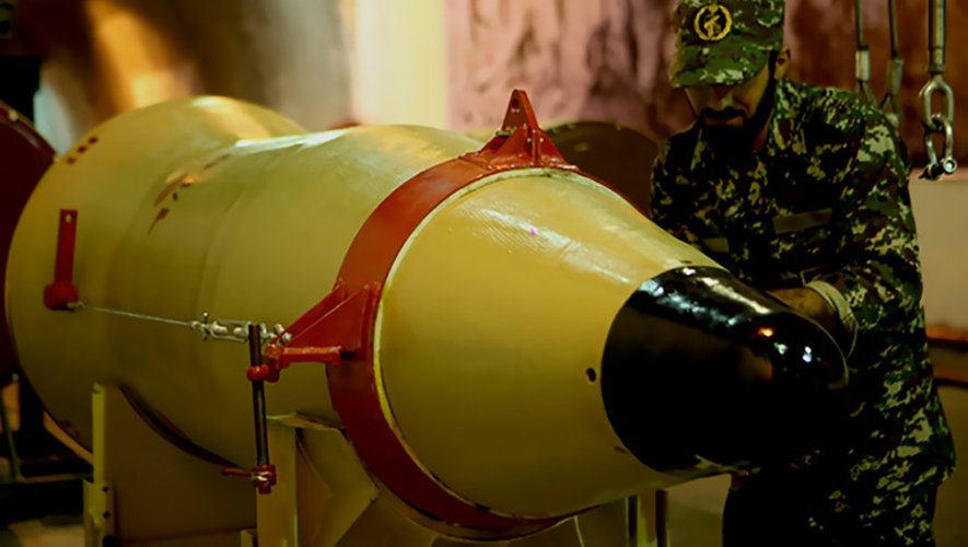 Un membre des Gardiens de la révolution installe un missile balistique dans un endroit souterrain tenu secret, le 8 mars 2016