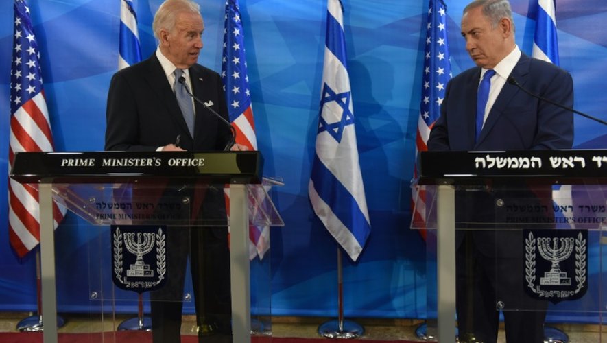 Le vice-président américain Joe Biden (g) et le Premier ministre israélien Benjamin Netanyahu tiennent une conférence de presse, le 9 mars 2016 à Jérusalem