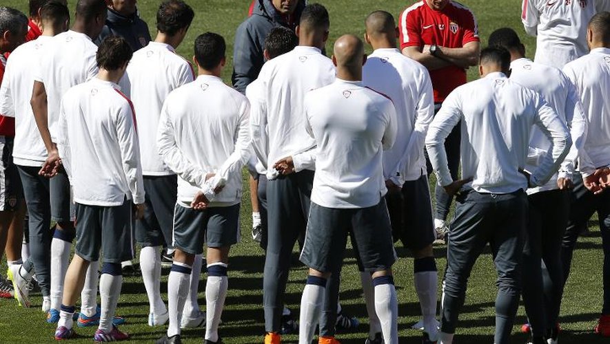 L'entraîneur de Monaco Leonardo Jardim s'adresse à ses joueurs, le 21 avril 2015 à La Turbie