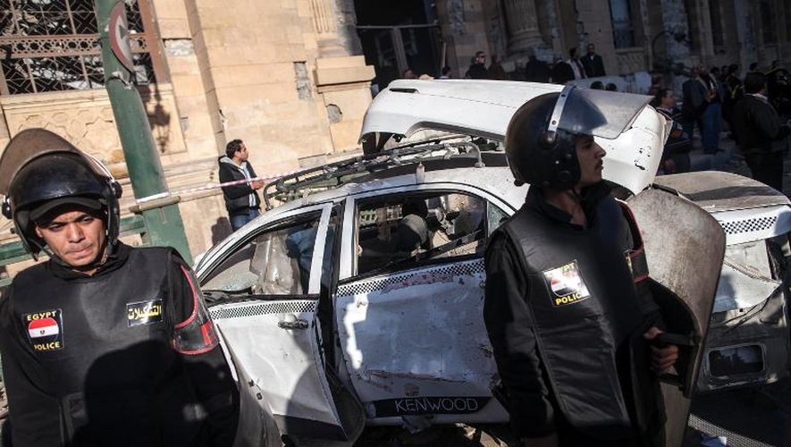 Attentat devant le siège de la police le 24 janvier 2014 au Caire