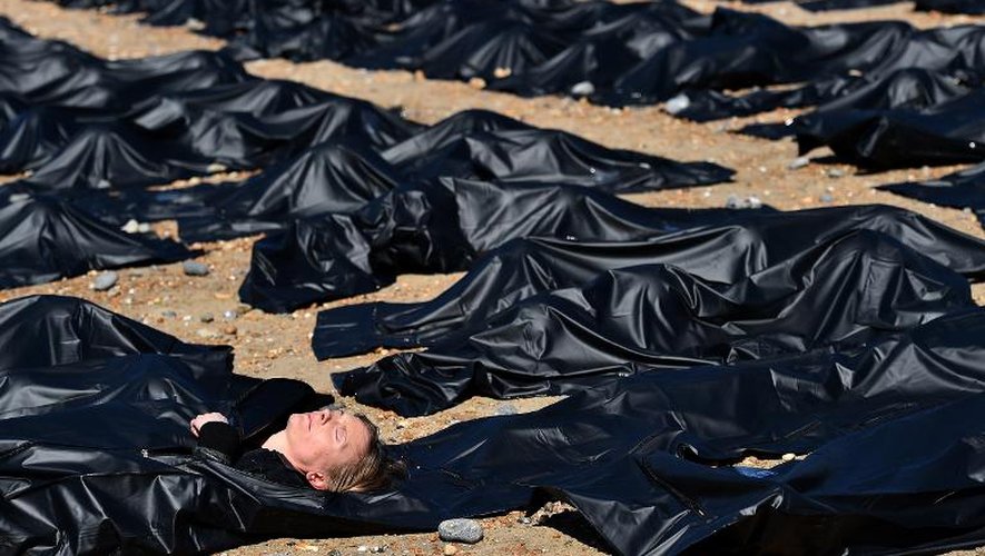 Amnesty international a monté le 22 avril 2015 une opération sur la plage de Brighton (Grande-Bretagne) pour dénoncer la situation des migrants décédés en Méditerranée en recouvrant des volontaires d'une bâche en plastique