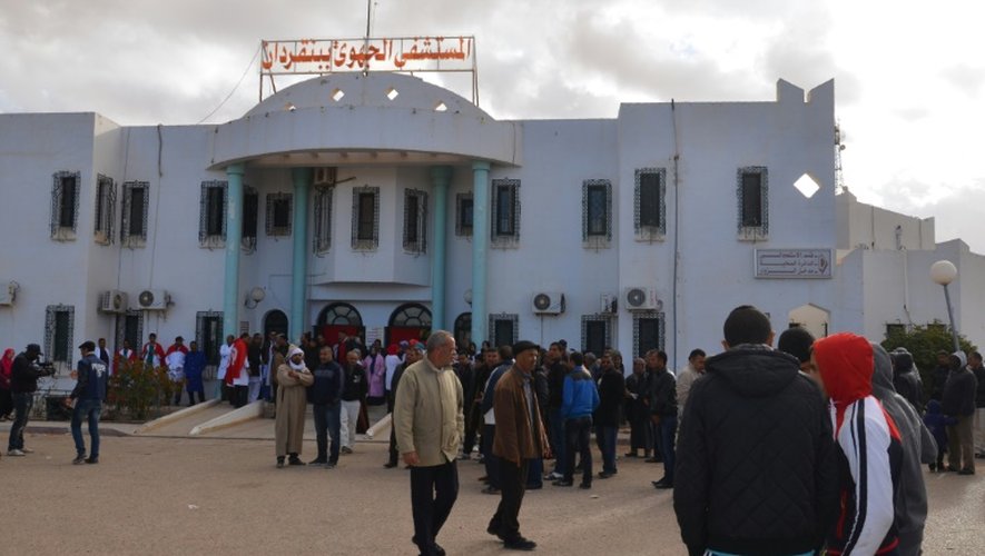 Des journalistes et des habitants devant un hôpital à Ben Guerdane (Tunisie), le 9 mars 2016