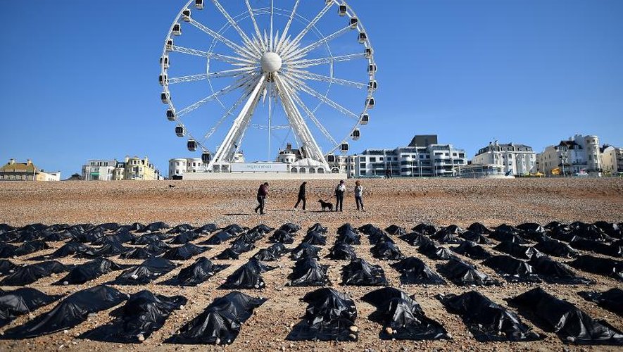 Amnesty international a monté le 22 avril 2015 une opération sur la plage de Brighton (Grande-Bretagne) pour dénoncer la situation des migrants décédés en Méditerranée