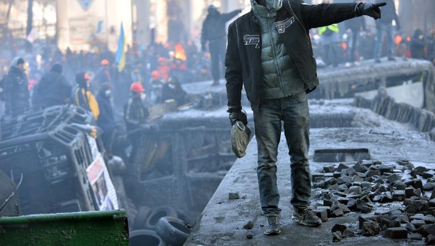 Un manifestant sur une barricade le 24 janvier 2014 à Kiev