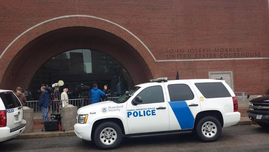 Des policiers devant l'entrée du tribunal de Boston le 21 avril 2015 où se tient le procès de Djokhar Tsarnaev