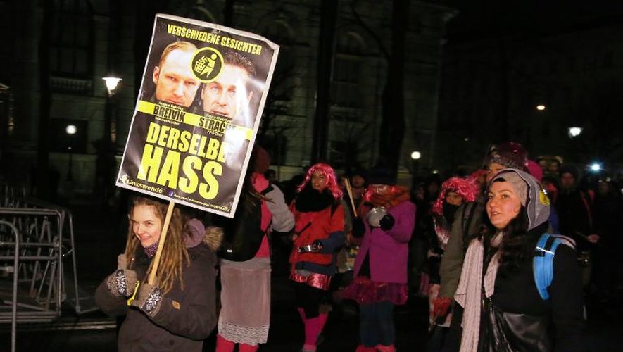 Une manifestante dans le centre de Vienne le 24 janvier 2014 protestant contre la tenue du bal annuel de l'extrême droite autrichienne (FPO), auquel des figures de l'extrême droite européenne sont traditionnellement invitées