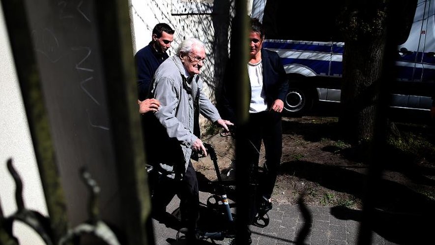 Oskar Gröning, ex-comptable du camp d'Auschwitz, quitte le tribunal de Lunebourg au premier jour de son procès le 21 avril 2015