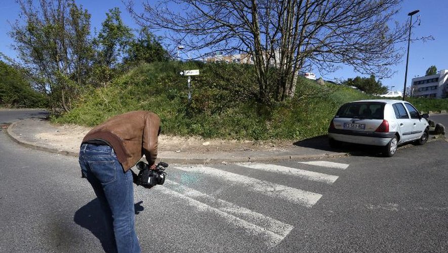 Un cameraman filme l'endroit où a été retrouvé le corps d'une jeune femme de 32 ans, le 19 avril 2015 à Villejuif