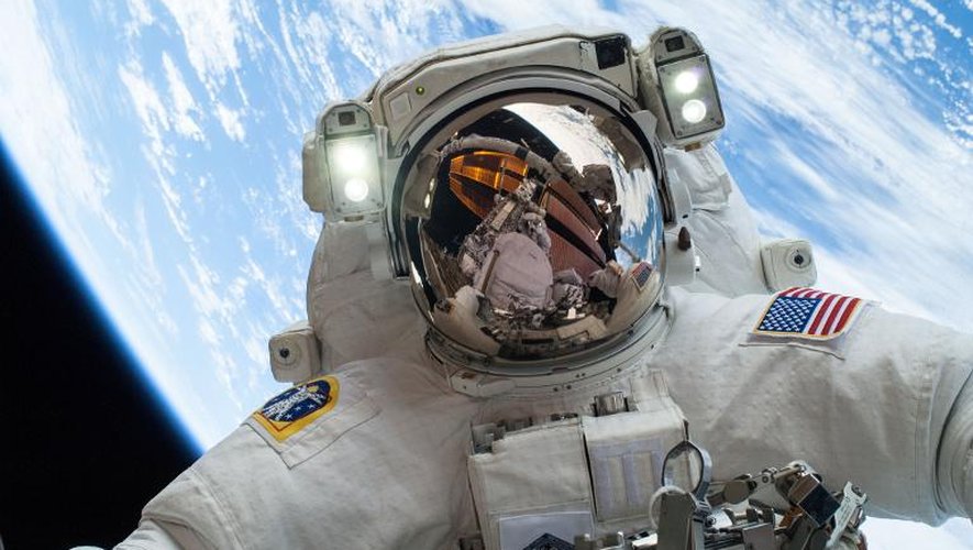 L'astronaute de la Nasa Mike Hopkins le 24 décembre 2013, lors d'une opération de réparation d'une pompe extérieure de la station spatiale internationale