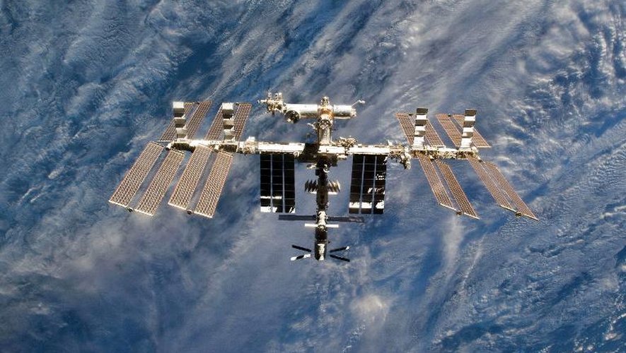 La station spatiale internationale (ISS) une masse de 450 tonnes dont la construction débutée en 1998 s'est achevée en 2011, photographiée le 7 mars 2011 par un membre d'équipage de la navette spatiale Discovery