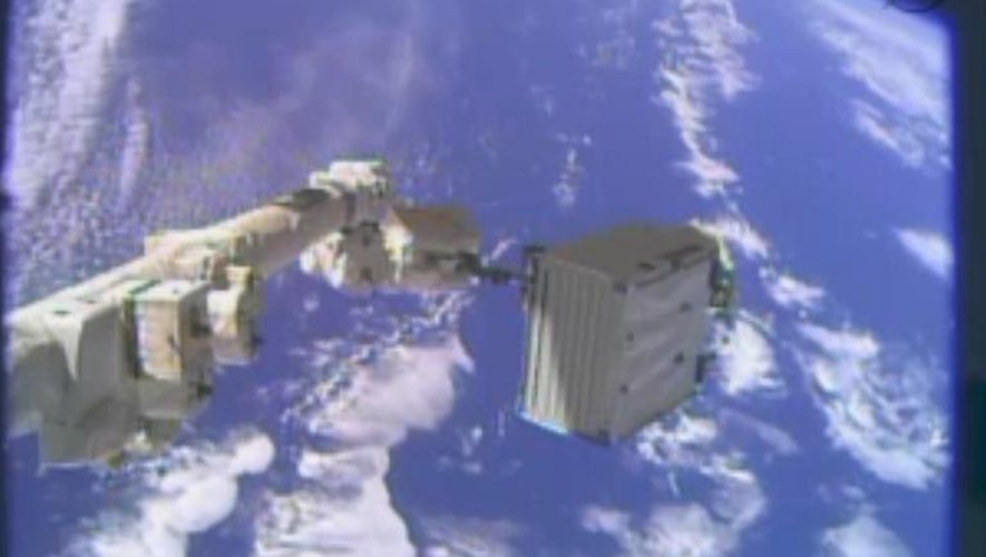 Le bras télémanipulateur de la station qui sert à mener les réparations, qui a permis à l'astronaute Mike Hopkins de faire une sortie dans l'espace à la veille de Noël, le 24 décembre 2013, afin de terminer des réparations sur l
