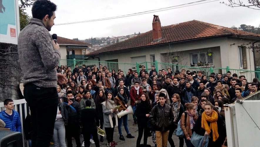 Blocage des lycéens de Raymond-Savignac pour manifester contre la nouvelle loi du travail.