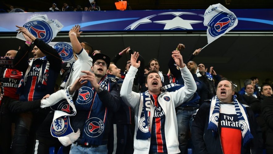 Les supporters du Paris Saint-Germain chantent dans les tribunes de Stamford Bridge, à Londres, avant leur 8e de finale retour face à Chelsea, le 9 mars 2016
