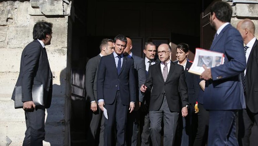Le Premier ministre, Manuel Valls et le ministre de l'Intérieur, Bernard Cazeneuve, sortent d'une église à Villejuif, probable cible de Sid Ahmed Ghlam, un islamiste de 24 ans, le 22 avril 2015