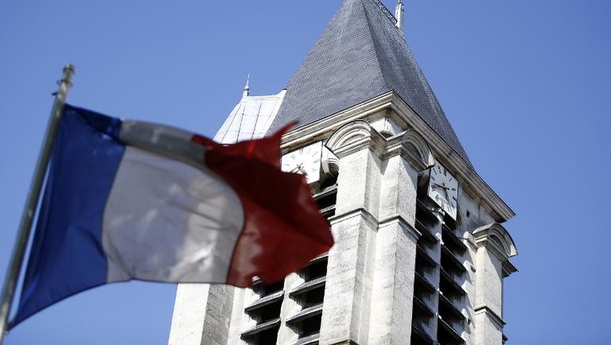 Le drapeau national flotte an vent devant l'église Saint-Cyr le 22 avril 2015 à Villejuif