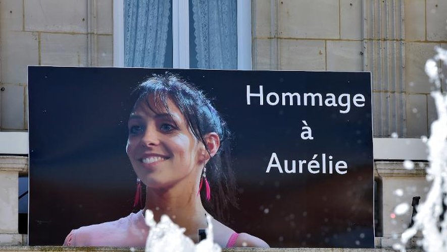 Une banderole affichée le 22 avril 2015 sur la mairie de Villejuif en hommage à Aurélie Châplain, qui aurait été tuée d'une balle dans sa voiture dimanche matin par un islamiste de 24 ans soupçonné de préparer un attentat contre une église dans cette ville