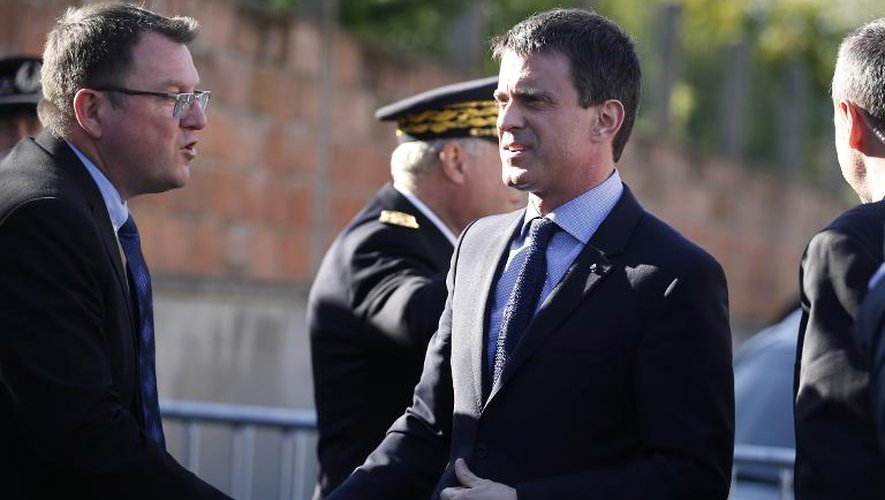 Le maire de Villejuif Franck Le Bohellec et le Premier ministre Manuel Valls le 22 avril 2015 à Villejuif