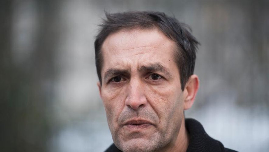 L'acteur Bosnien d'origine Rom, Nazif Mujic, qui a gagné l'Ours d'argent en 2013 à Berlin, devant un centre de réfugiés à Berlin le 24 janvier 2014