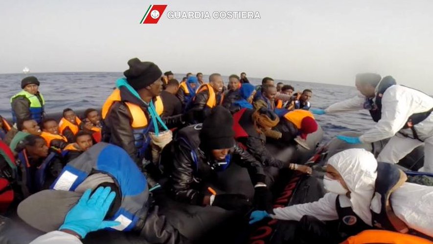 Photo tirée d'une vidéo de la garde côtière du 22 avril 2015 montrant l'opération de sauvetage des migrants au large de la Sicile