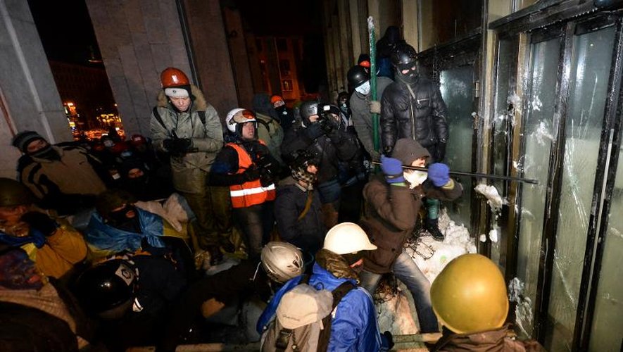 Des manifestants à l'assaut dans la nuit du 25 au 26 janvier 2014  contre un bâtiment occupé par des membres des forces de sécurité dans le centre de Kiev