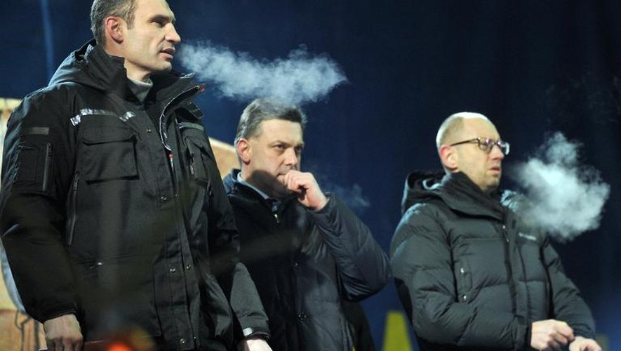 Les chefs de files de l'opposition, Vitali Klitschko, Oleg Tyagnybok et Arséni Iatseniouk, face aux manifestants le 25 janvier 2014 place de l'Indépendance à Kiev