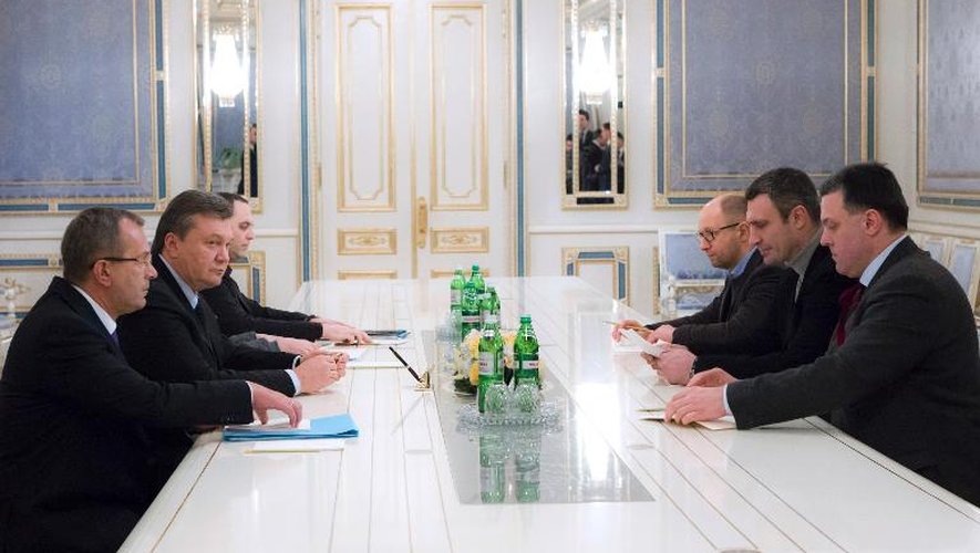 Le président Viktor Ianoukovitch (2eG)lors d'une rencontre le 25 janvier 2014 à Kiev avec les chefs de file de l'opposition, Oleg Tiagnybok, Vitali Klitschko et Arséni Iatsneniouk, le 25 janvier 2014 à Kiev