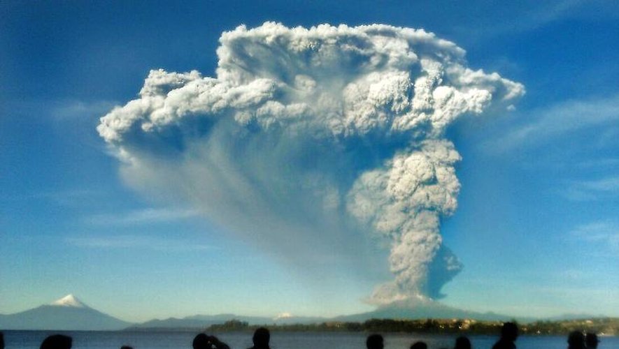 Des gens regardent l'éruption du volcan Calbuco depuis Puerto Varas au Chili le 22 avril 2015
