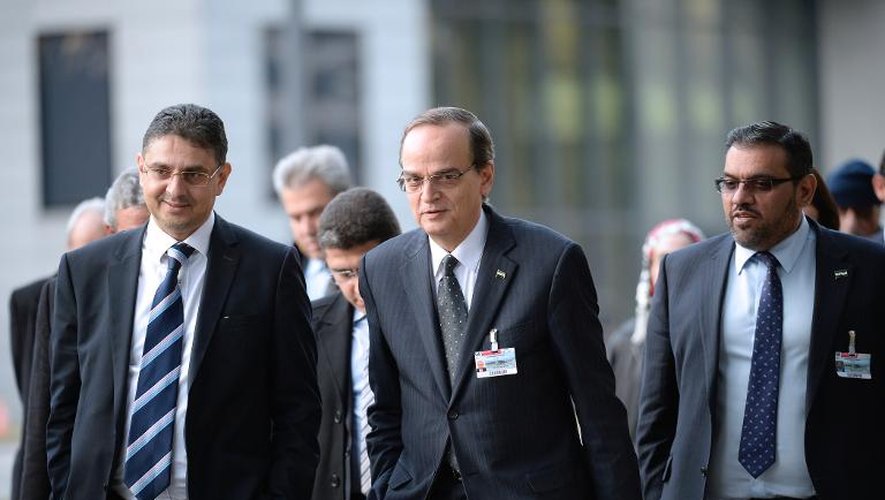 Les négociateurs de l'opposition syrienne, Badr Jamous (G) et Hadi al-Bahra (C), à leur arrivée pour le premier round des négociations le 25 janvier 2014 à Genève