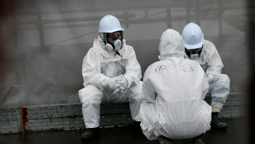 Des employés œuvrant à la décontamination prennent une pause dans la centrale nucléaire à Okuma, le 12 novembre 2014