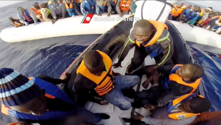 Capture d'écran d'une video fournie le 22 avril 2015 par les garde-côtes italiens d'une opération de secours de naufragés migrants le 20 avril 2015 au large de la Sicile