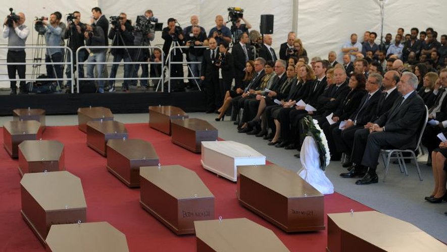 Les cercueils de 24 migrants morts en mer à l'hôpital Mater Dei de Malte le 23 avril 2015