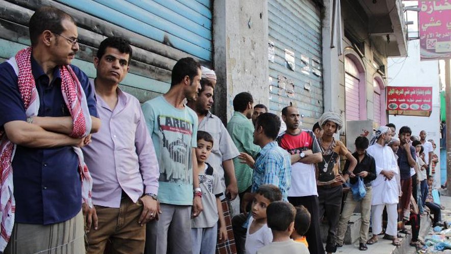 Des Yéménites font la queue pour acheter du pain à Taez le 22 avril 2015