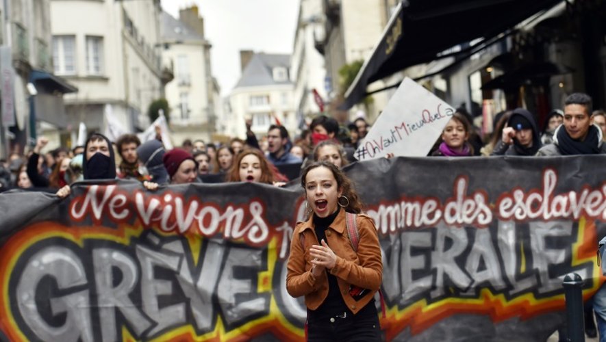 Une jeune femme crie lors d'une manifestation contre la réforme du Travail, à Nantes, le 9 mars 2016