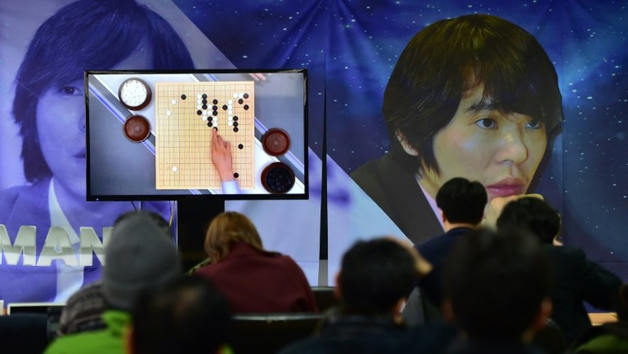 Le champion du monde sud-coréen de go, Lee Se-Dol, affrontant l'ordinateur de Google lors de la première manche, le 9 mars 2016, à Séoul