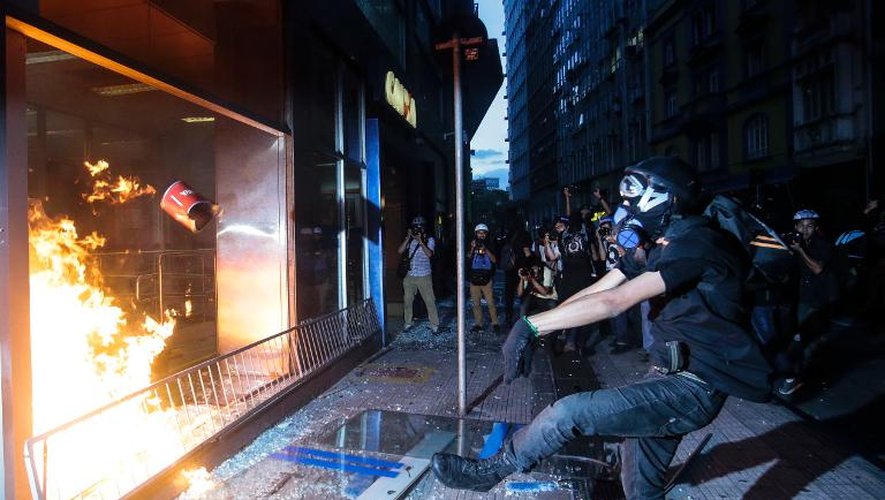 Violences le 25 janvier 2014 à Sao Paulo lors de la première journée de mobilisation anti-Mondial convoquée dans 36 villes du Brésil par le mouvement contestataire Anonymous