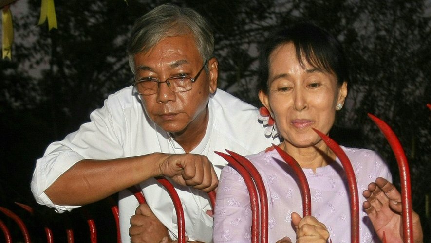 Htin Kyaw (g) avec Aung San Suu Kyi, le jour de la libération de la Dame de Rangoun, le 13 novembre 2010