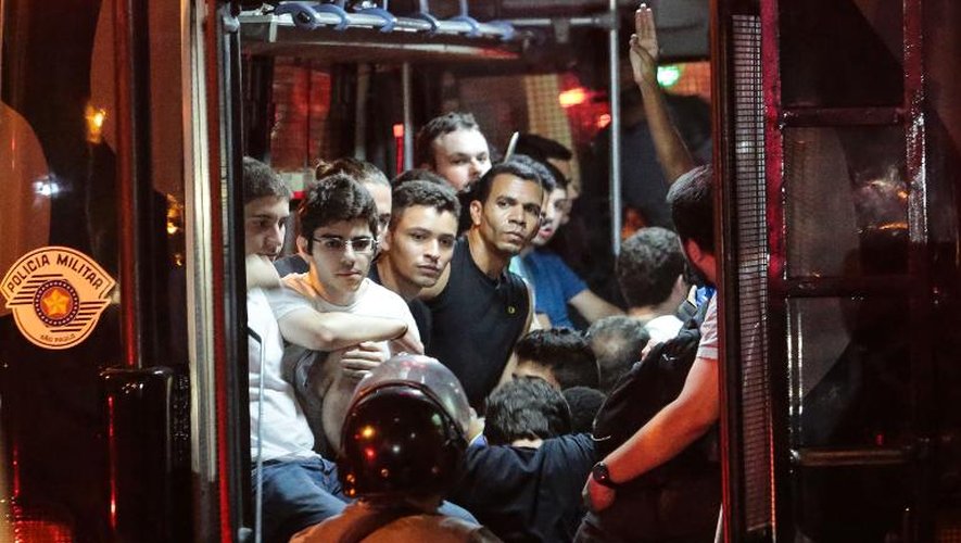 Des manifestants arrêtés le 25 janvier 2014 à Sao Paulo lors de la première journée de mobilisation anti-Mondial convoquée dans 36 villes du Brésil par le mouvement contestataire Anonymous