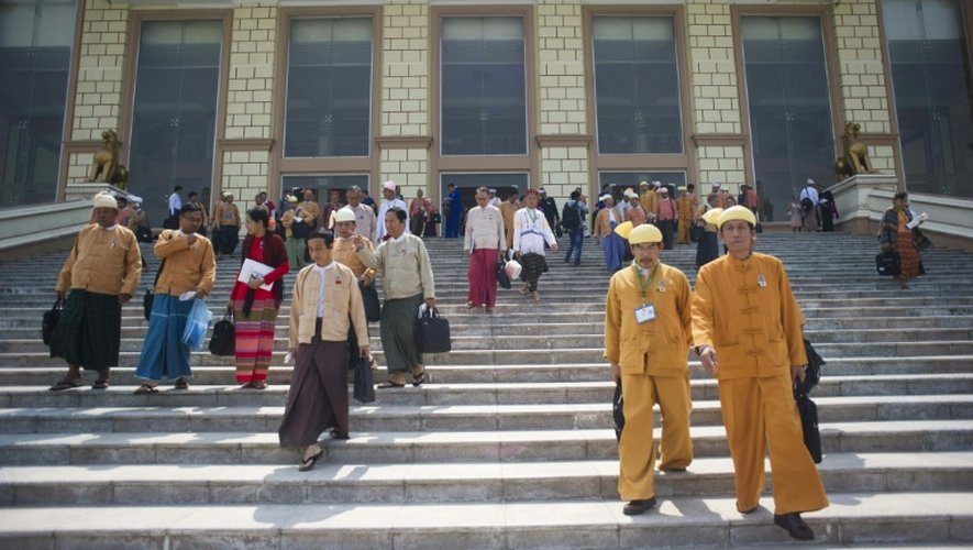 Des députés birmans quittent le Parlement le 10 mars 2016 à Naypyidaw