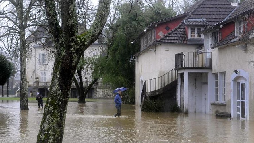 Rue inondée le 25 janvier 2014 à Idron dans le sud-ouest de la France