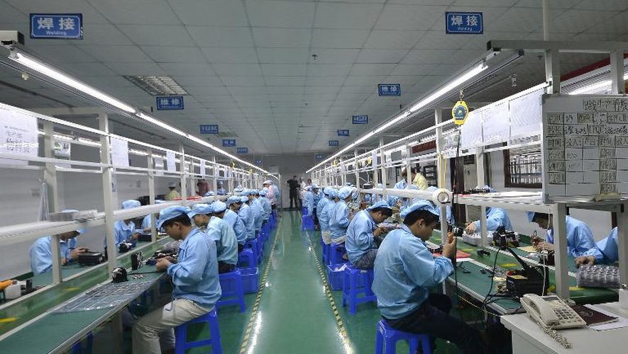 Ligne de production de montres connectées moins chères que l'Apple Watch, tournant à plein régime, le 22 avril 2015 à Shenzhen, dans le sud de la Chine