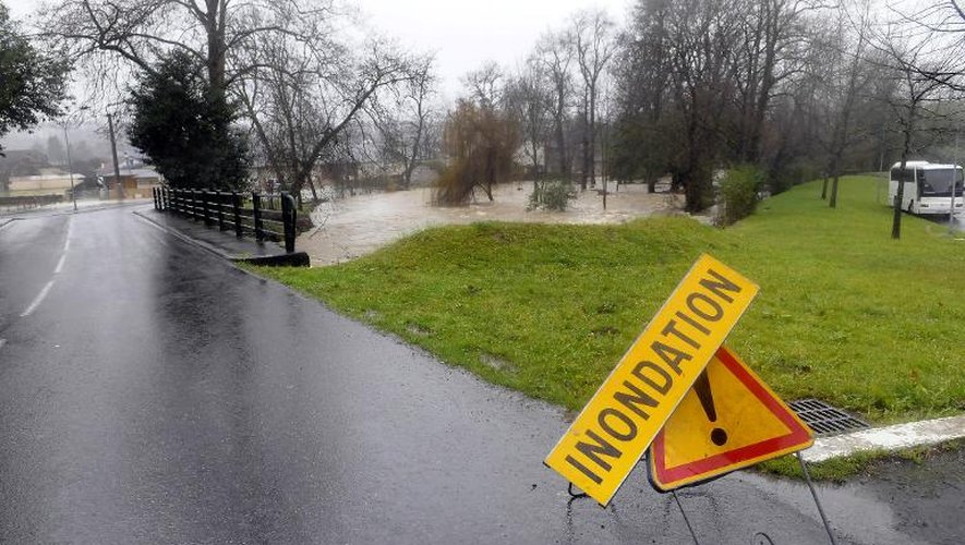 Route inondée le 25 janvier 2014 à Idron dans le sud-ouest de la France