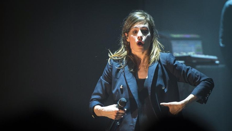 La chanteuse Heloise Letissier de Christine & the Queens lors d'un concert le 17 mars 2015 à Bruxelles