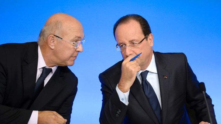 Michel Sapin et François Hollande le 8 octobre 2013 à Mably près de Roanne