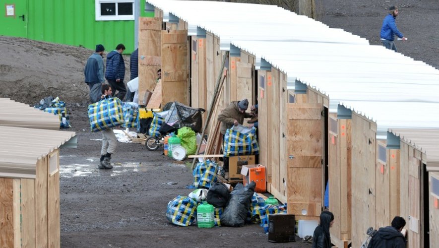 Des migrants et des réfugiés arrivent dans le premier camp français aux normes internationales à Grande-Synthe, dans le Nord, le 7 mars 2016