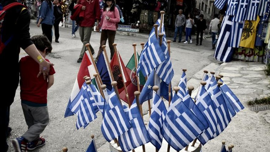 Des vendeurs de drapeaux grecs, le 18 avril 2015 à Athènes