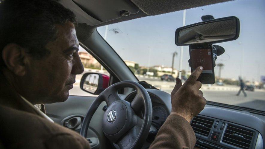 Ahmed Mahmoud, chauffeur Uber, cherche un itinéraire sur son smartphone, le 23 février 2016 au Caire