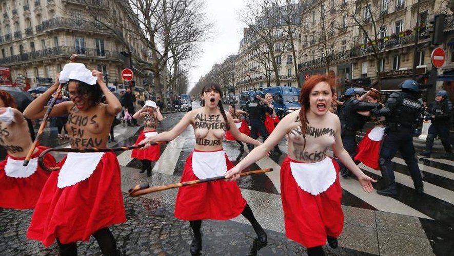 Des membres des "Femen" protestent contre la manifestation "Jour de colère", le 26 janvier 2014 à Paris