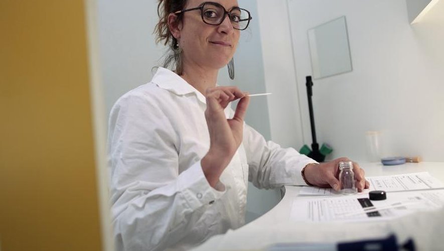 Géraldine Savary, maître de conférence à  l'unité de chimie organique et macromoléculaire (Urcom) de l'université du Havre, pose le 22 avril 2015