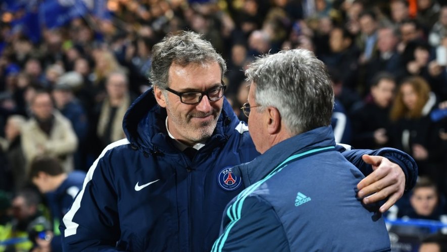 L'entraîneur du PSG, Laurent Blanc (g), et celui de Chelsea par intérim, Guus Hiddink, conversent avant le coup d'envoi du match de la Ligue des champions à Stamford Bridge, le 9 mars 2016